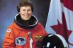 Первой канадкой, полетевшей в космос, стала Роберта Линн Бондар: на шаттле «Дискавери» она вышла в космос в 1992 году. 
