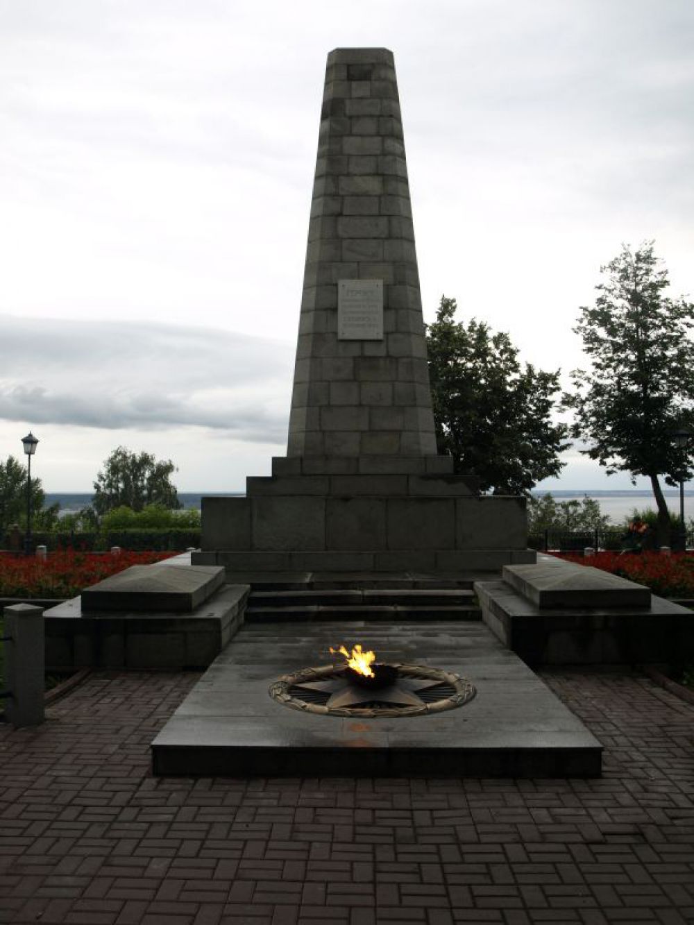 Ульяновск: Вечный огонь у памятника красноармейцам, павшим в боях за освобождение Симбирска  12 сентября 1918г.