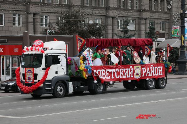 Автомобильная кавалькада представляющая районы Челябинска