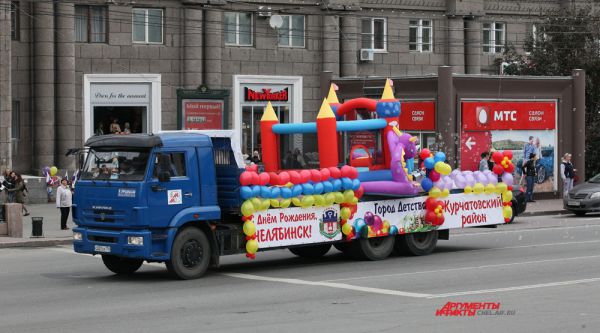 Автомобильная кавалькада представляющая районы Челябинска