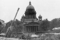 Зенитная батарея у Исаакиевского собора во время блокады Ленинграда.