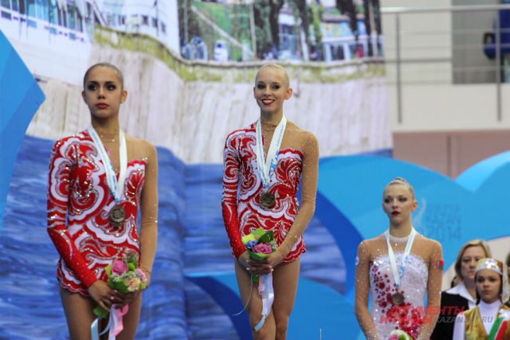 Яна Кудрявцева (в центре) стала трижды победительницей