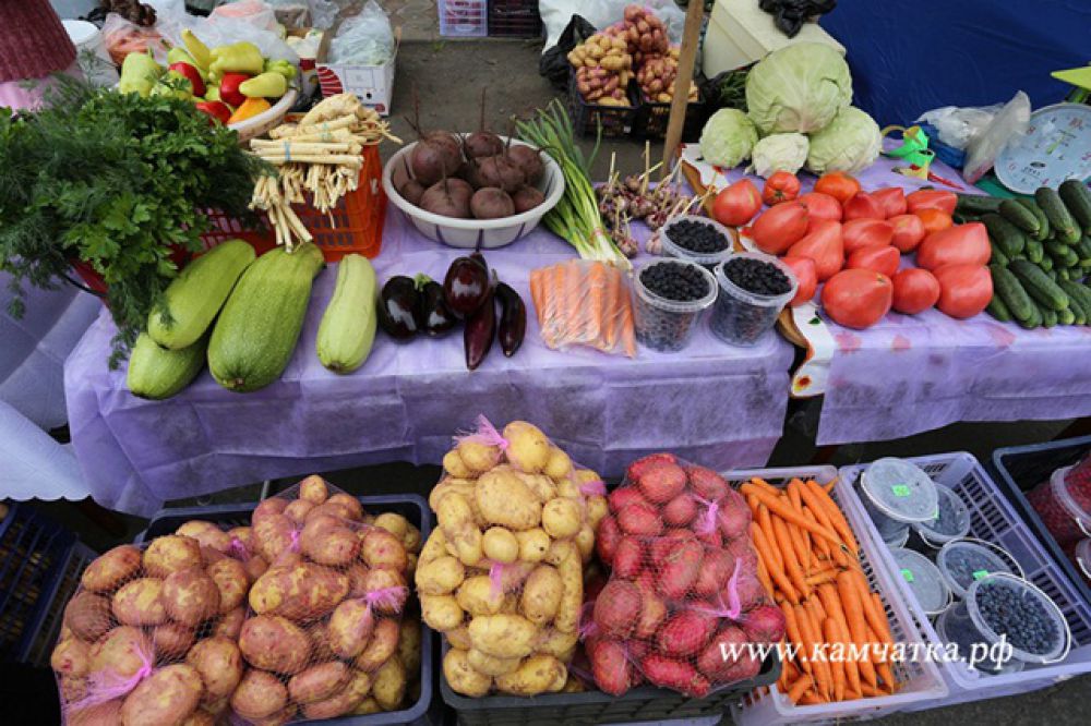 На ярмарке был представлен широкий ассортимент овощей.