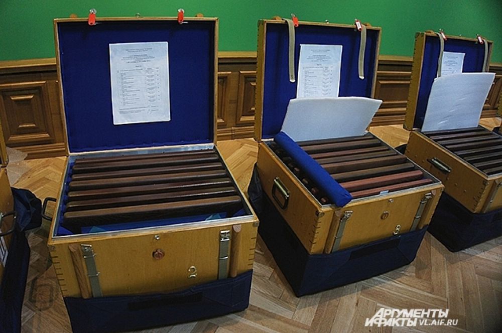 В каждом - несколько отделений с картинами.