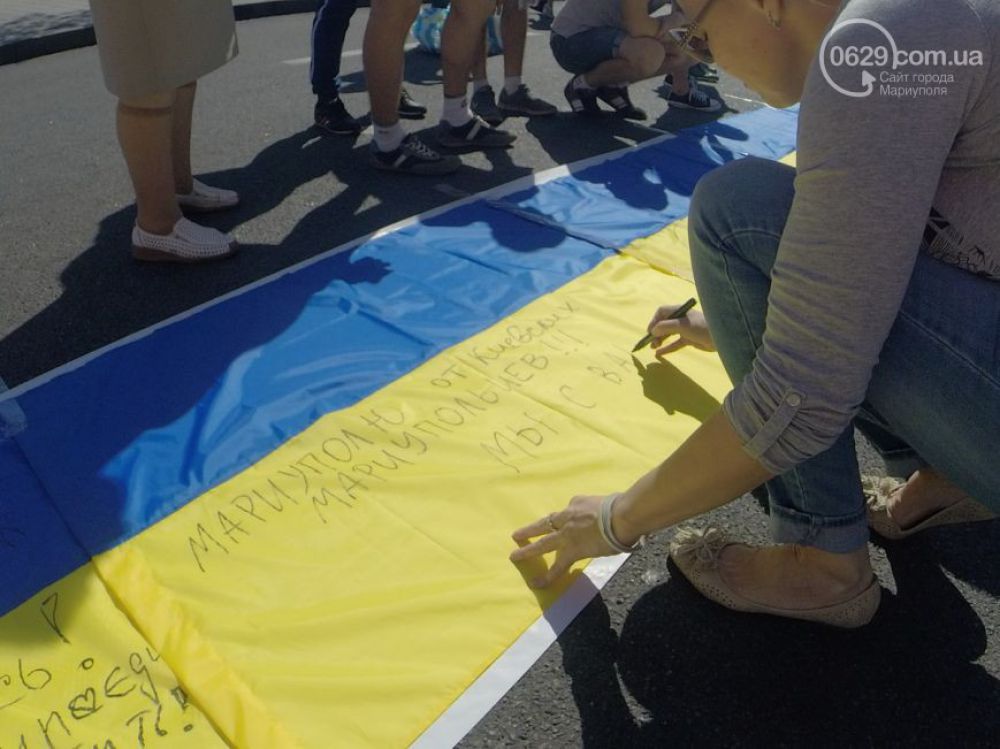 Километр флагов Украины в поддержку Мариуполя