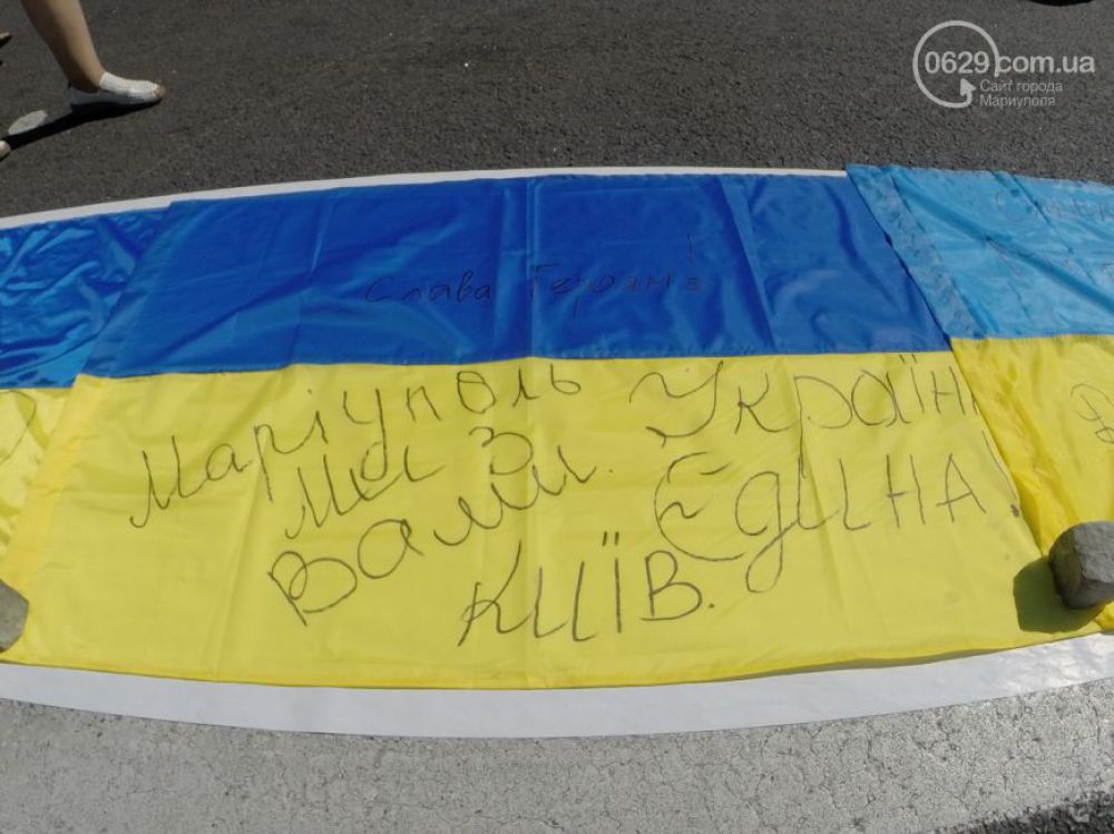 Километр флагов Украины в поддержку Мариуполя