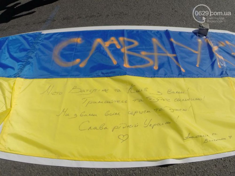 Километр флагов Украины в поддержку Мариуполя