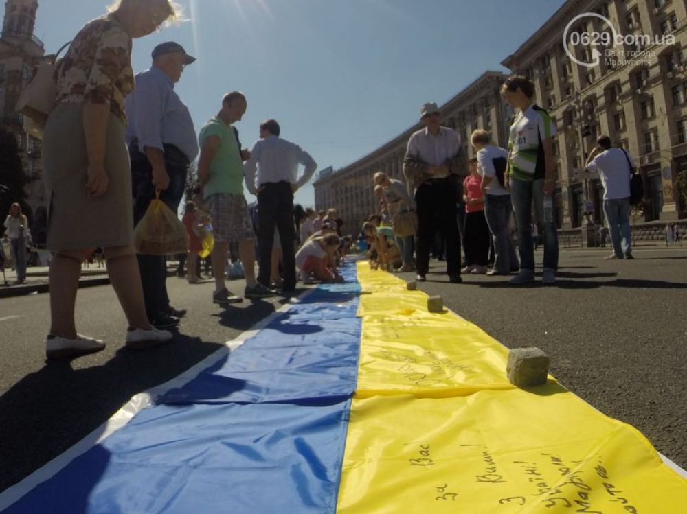 Километр флагов Украины в поддержку Мариуполя
