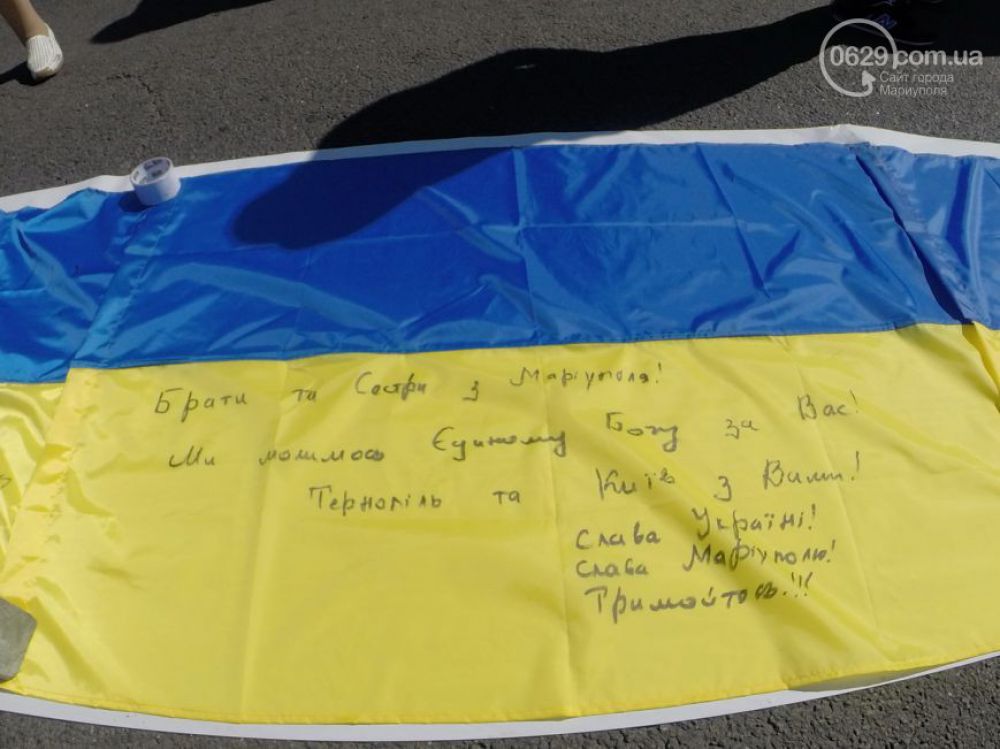 Километр флагов Украины в поддержку Мариуполя