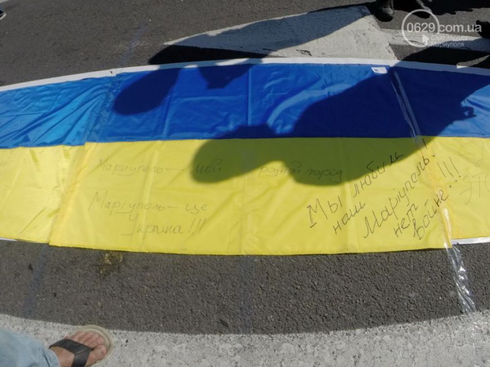Километр флагов Украины в поддержку Мариуполя