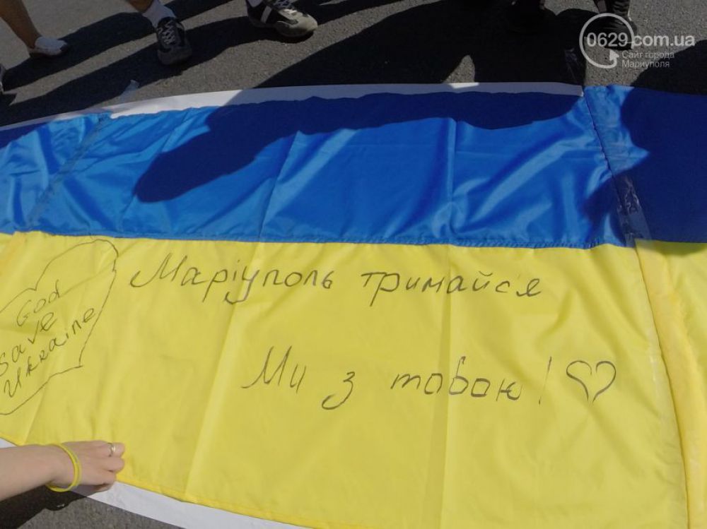 Километр флагов Украины в поддержку Мариуполя