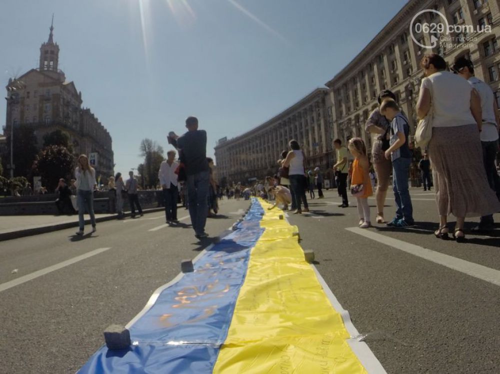 Километр флагов Украины в поддержку Мариуполя