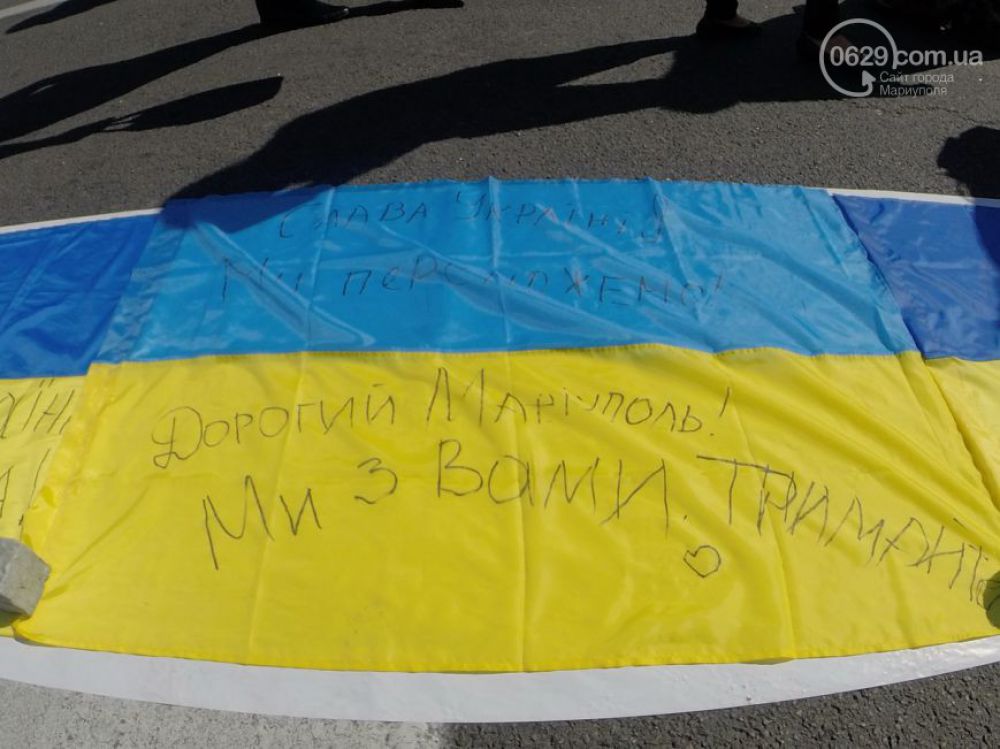 Километр флагов Украины в поддержку Мариуполя