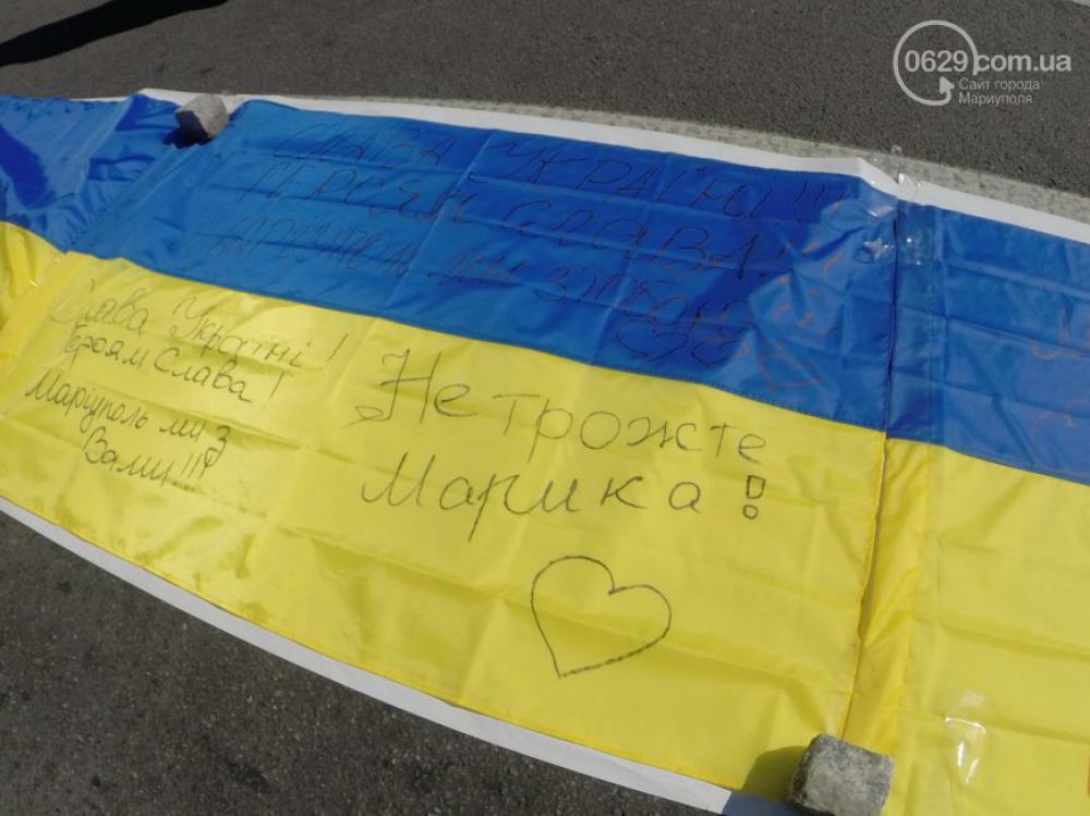 Километр флагов Украины в поддержку Мариуполя