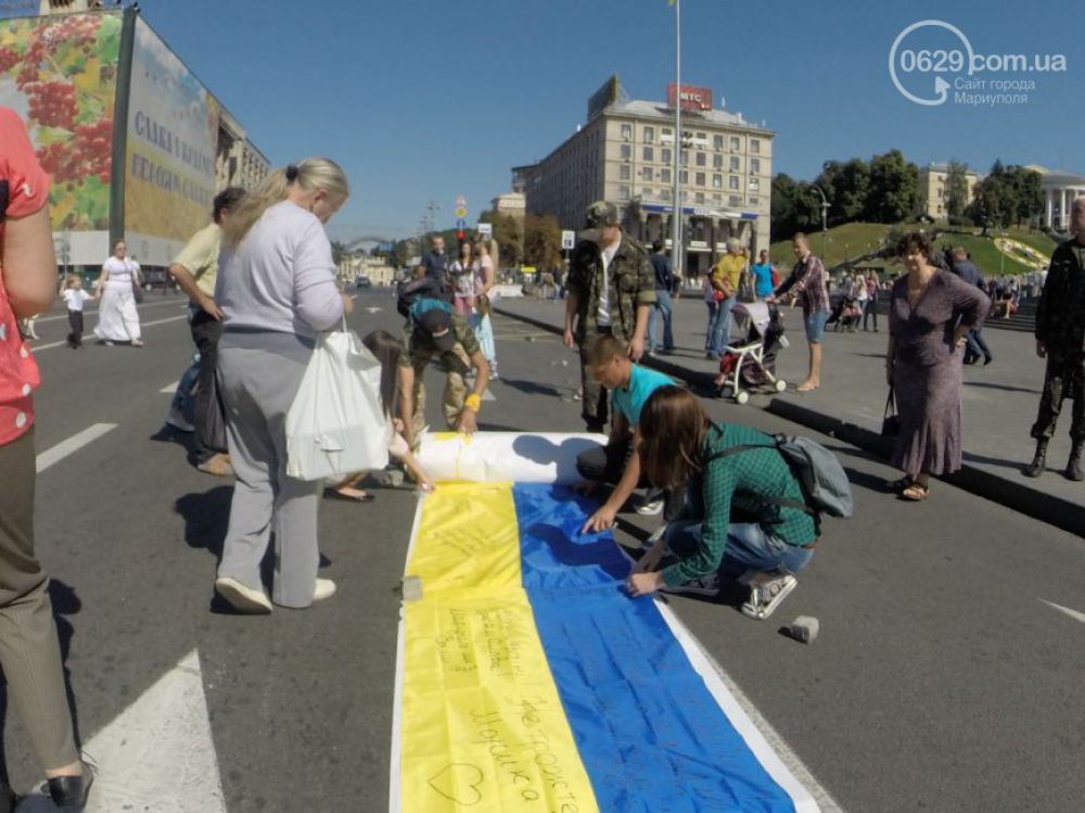 Километр флагов Украины в поддержку Мариуполя
