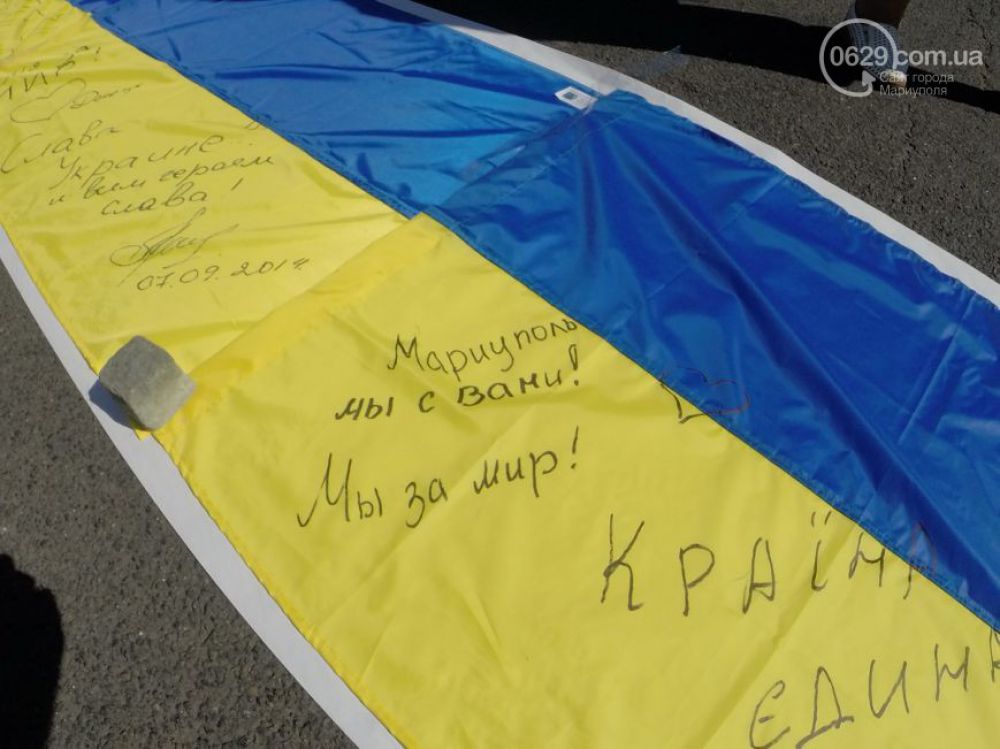 Километр флагов Украины в поддержку Мариуполя