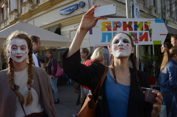 Участники фестиваля «Яркие люди» во время карнавального шествия по Неглинной улице Москвы.