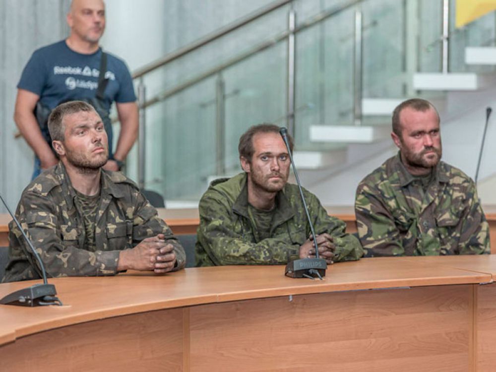 15 освобожденных украинских военных прибыли в Днепропетровск