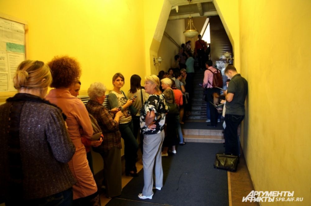 В офис турфирмы на Невском проспекте, 72, стоят десятки людей.