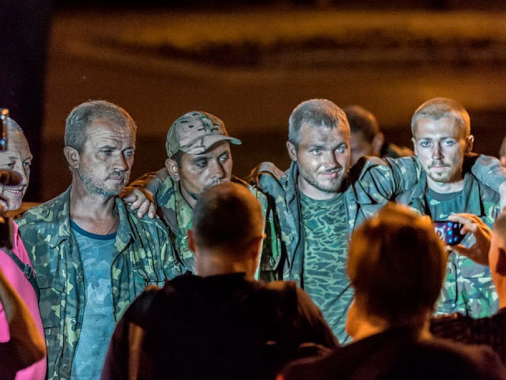 15 освобожденных украинских военных прибыли в Днепропетровск