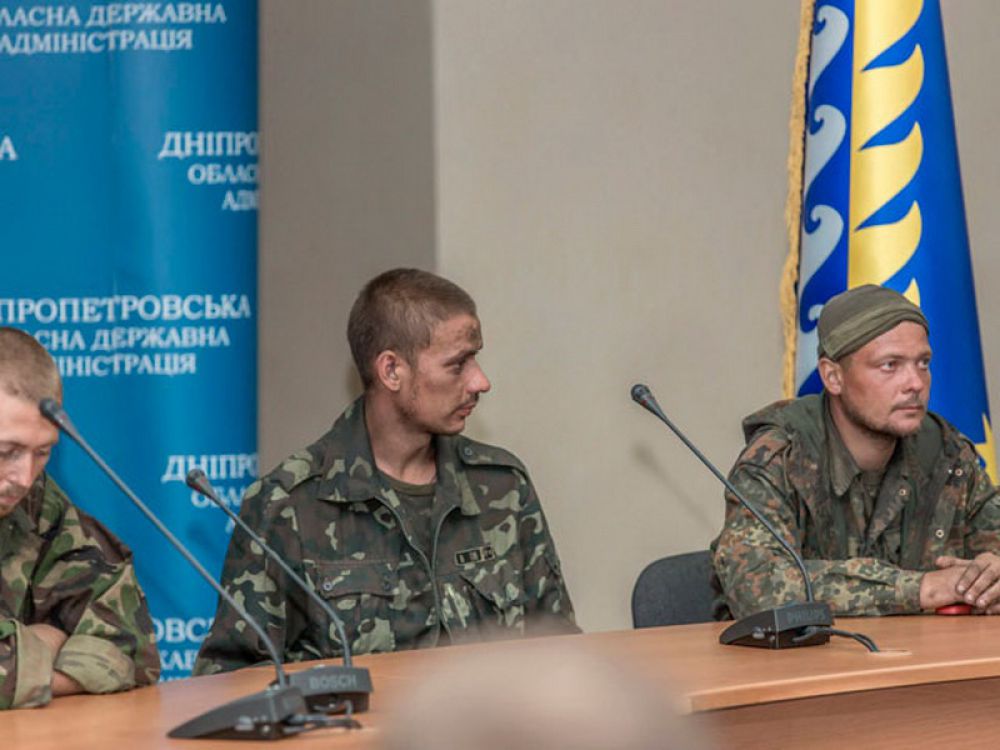 15 освобожденных украинских военных прибыли в Днепропетровск
