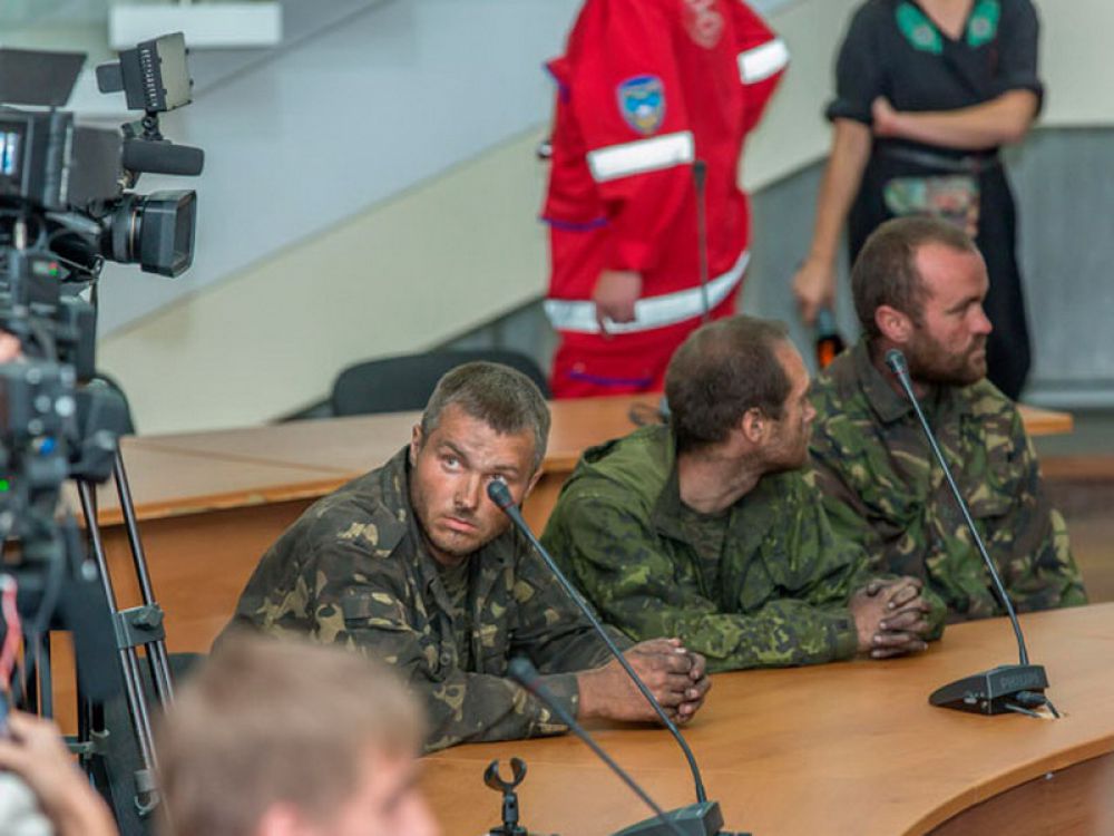 15 освобожденных украинских военных прибыли в Днепропетровск