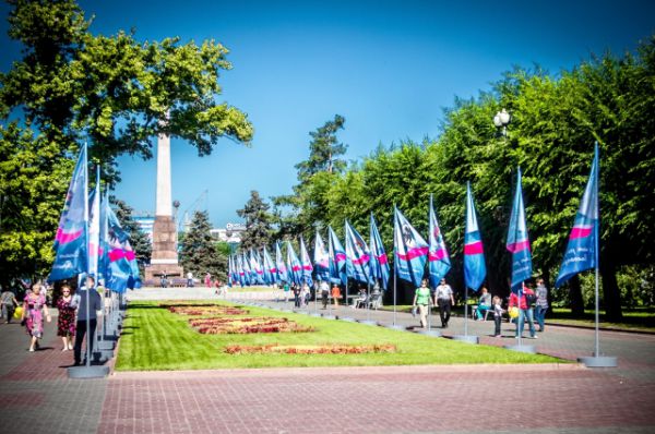 В честь праздника в центре Волгограда временно убрали забор, скрывавший Вечный огонь.