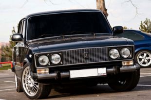 ВАЗ-2106 привлёк внимание двух молодых людей.