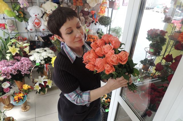 Злоумышленник напал на продавщицу в цветочном павильоном.