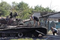 Войны в Мариуполе пока нет, а подбитые танки на окраине города уже есть.