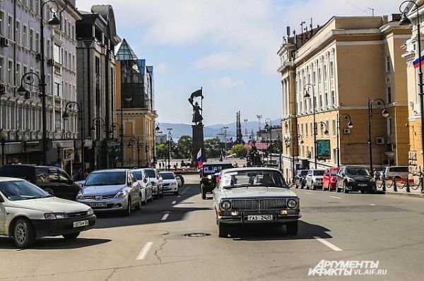 Позади центральная площадь Владивостока...