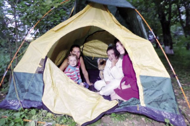 Обитатели общежития по ул. Рабоче-Крестьянской, 21 были вынуждены с семьями поселиться в палатке.