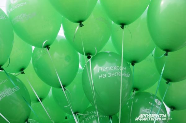 Облако зеленых шаров от компании Мегафон.