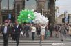 Огромные охапки разноцветных шаров раздал сегодня АиФ на Невском проспекте.