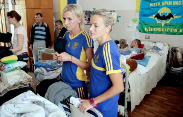 Украинские футболистки навестили раненых военных