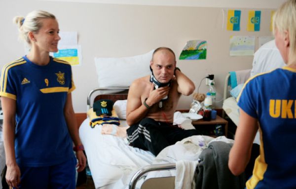 Украинские футболистки навестили раненых военных