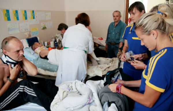Украинские футболистки навестили раненых военных