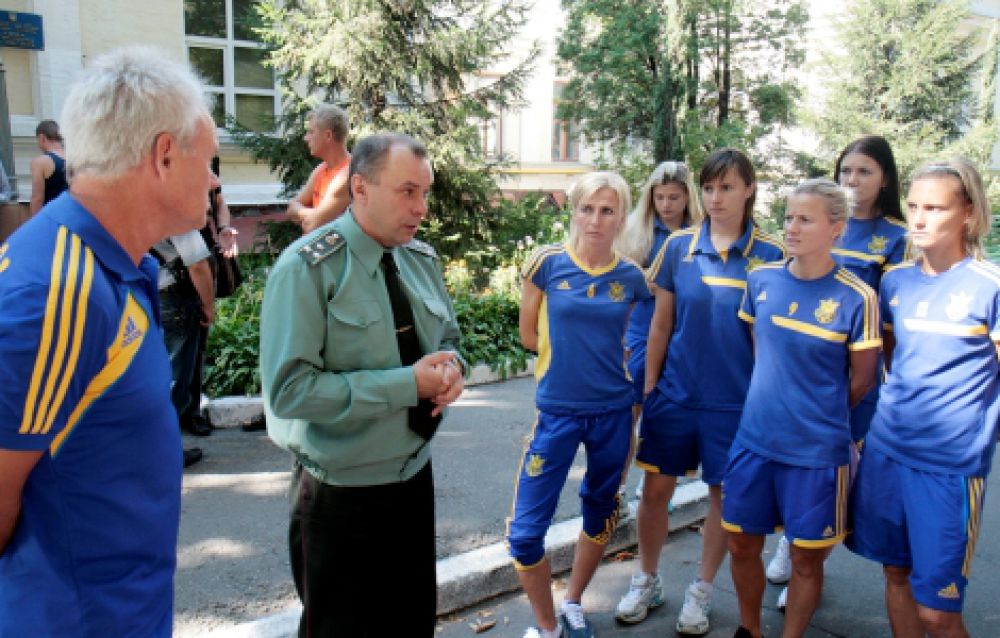 Украинские футболистки навестили раненых военных