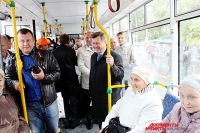 Новосибирский градоначальник Анатолий Локоть опробовал новую дорогу на общественном транспорте.
