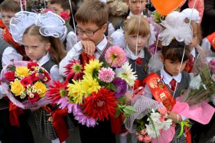 Первоклассники на торжественной линейке.