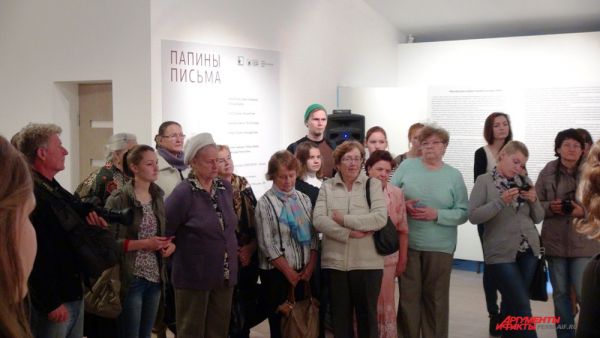 На открытие выставки пришли преимущественно студенты и представители старшего поколения.