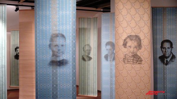 В проекте «Линия жизни» Мария Полуэктова через фотографии родственников представила историю репрессий своей семьи. Пустые полотна символизируют одновременно разлуку и сильную связь внутри семьи.