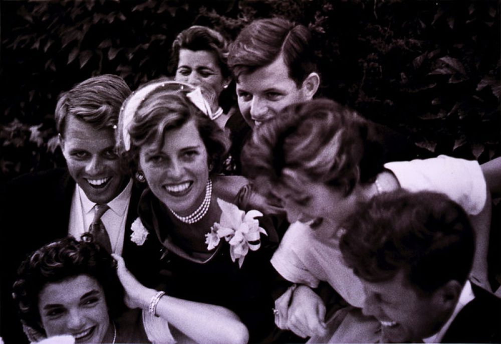 Жаклин Бувье  и Джон Кеннеди познакомились на вечеринке у друзей в мае 1952 года. Джон Кеннеди на тот момент уже был сенатором Массачусетса. Они сразу начали встречаться, а через год - 25 июня 1953 года - объявили о помолвке.