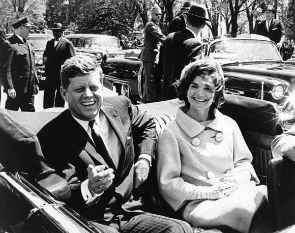 Жаклин активно участвовала в предвыборной кампании мужа, когда Кеннеди в 1960 году объявил, что выдвигает свою кандидатуру на пост президента США. Она записывала рекламные ролики, отвечала на письма, давала интервью газетам и телеканалам.