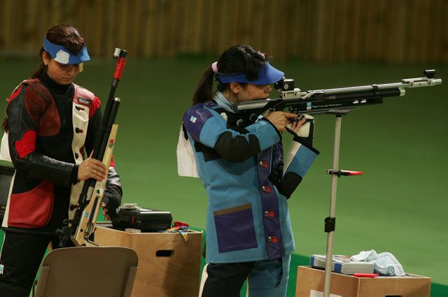 Соревнования по стрельбе проводятся и среди женщин, и мужчин.