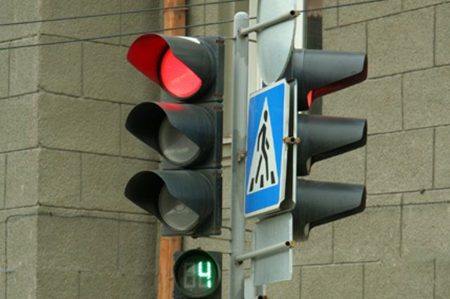 Для того чтобы воспользоваться устройством, иркутянам и гостям города необходимо нажать кнопку и через некоторое время загорится зеленый свет для пешеходов.