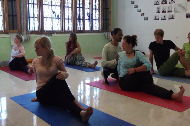Амит Намдев научит омичей йоге.