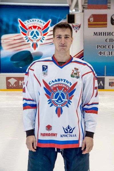 Юрий Головкин Родился в 1992 году, рост - 189 сантиметра, вес – 93 килограмм. На лед выходит под номером 72. Воспитанник тольяттинского ХК «Лада».