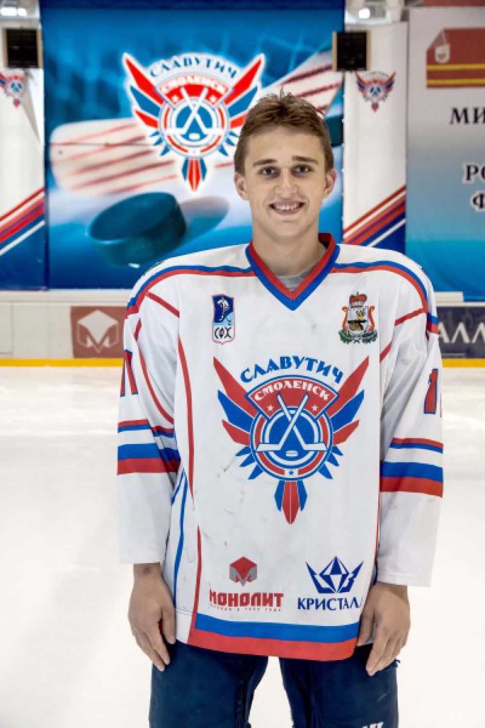 Никита Шпаков Родился в 1994 году, рост - 179 сантиметра, вес – 83 килограмм. На лед выходит под номером 11. Воспитанник пермского ХК «Молот».