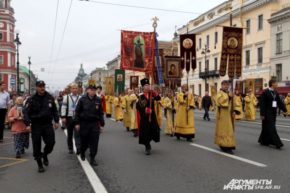 В крестном ходе приняли участие духовенство Санкт-Петербургской митрополии, представители православных приходов Санкт-Петербурга и области, учащиеся духовных школ